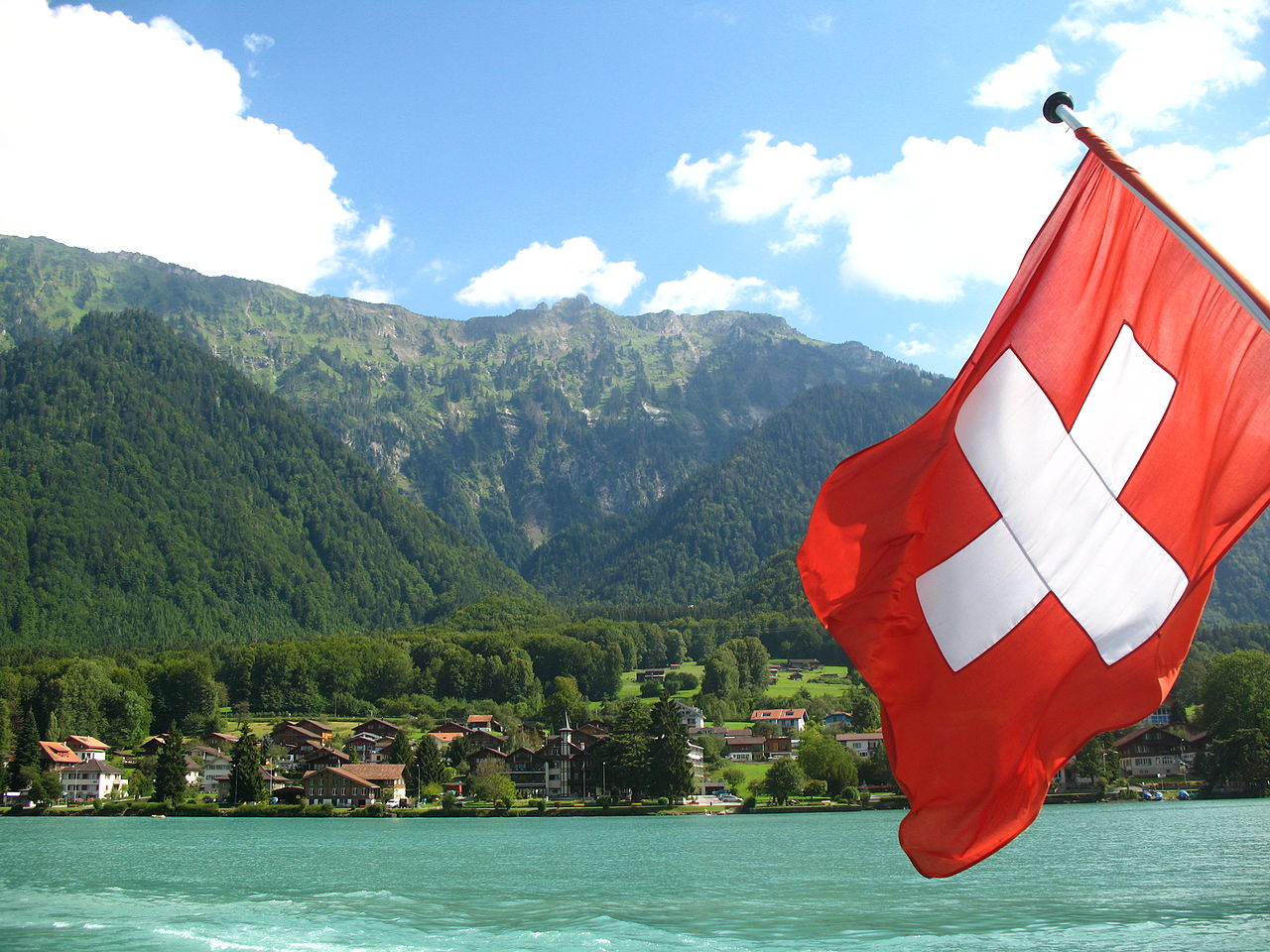 Bandiera svizzera sul Lago di Brienz