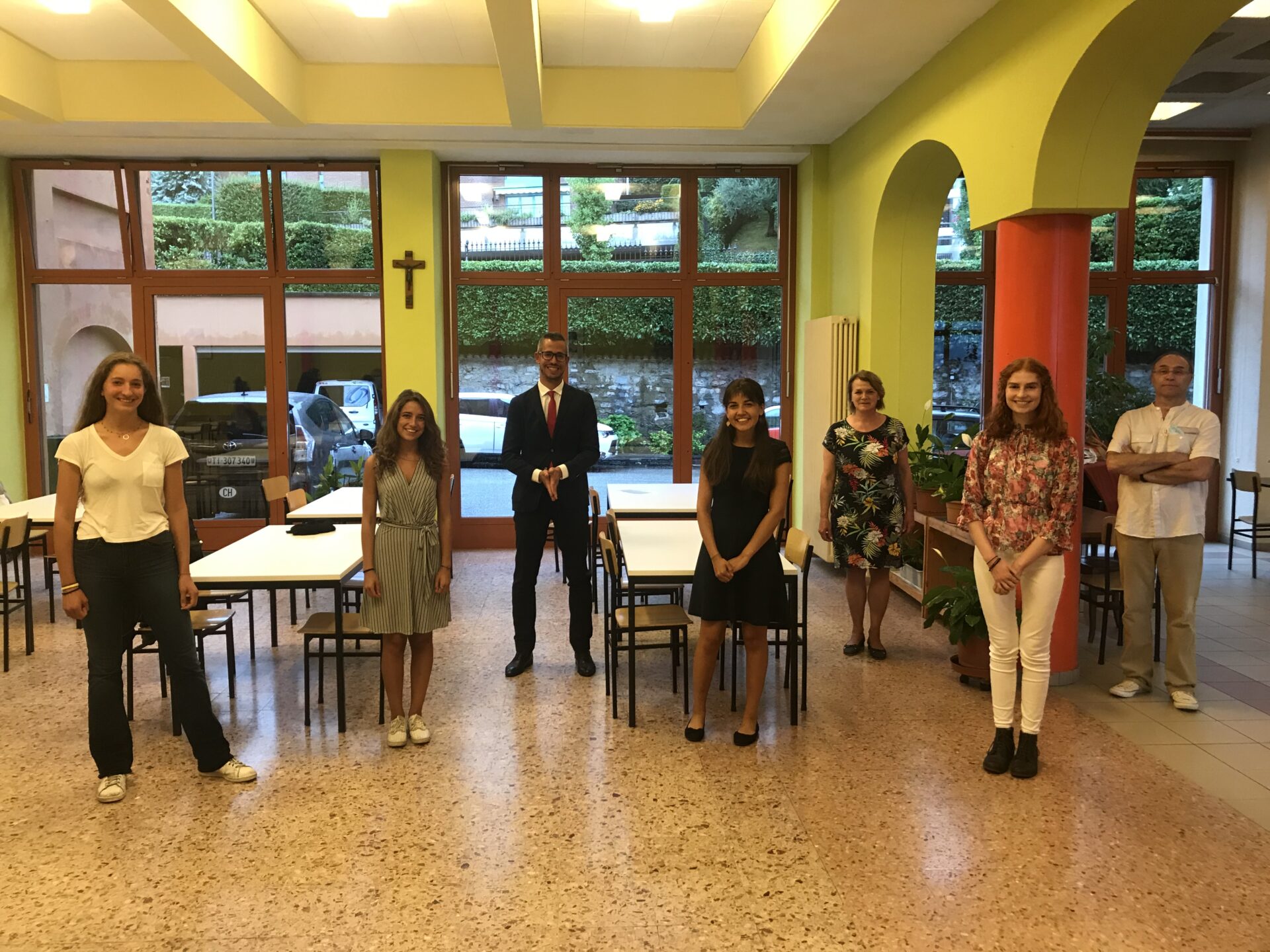 Nella foto i premiati alla maturità 2020 de liceo diocesano insieme a Massimiliano Fichera (UBS), Anke Lombardi (Amici del Liceo), Alberto Moccetti (direttore).