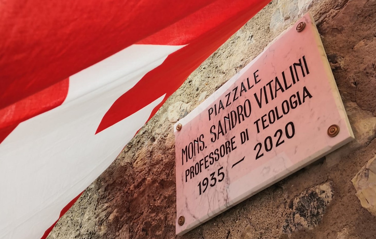 L'inaugurazione della targa del piazzale mons. Sandro Vitalini a Melide
