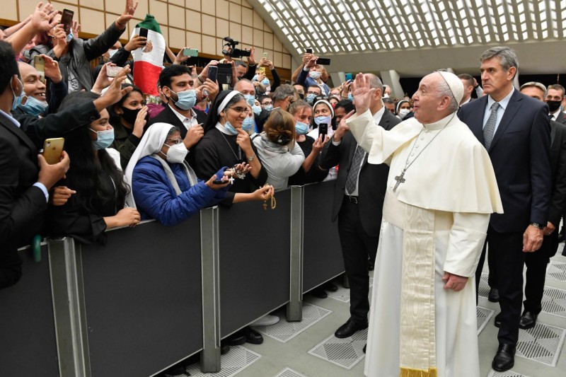 Papa Francesco saluta i fedeli presenti all'udienza in aula Paolo VI.