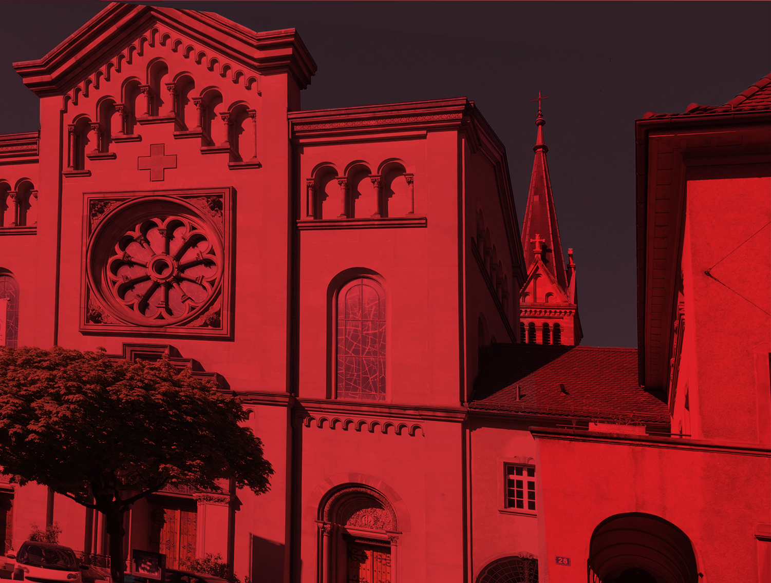 La chiesa di Santa Maria a Basilea illuminata di rosso.