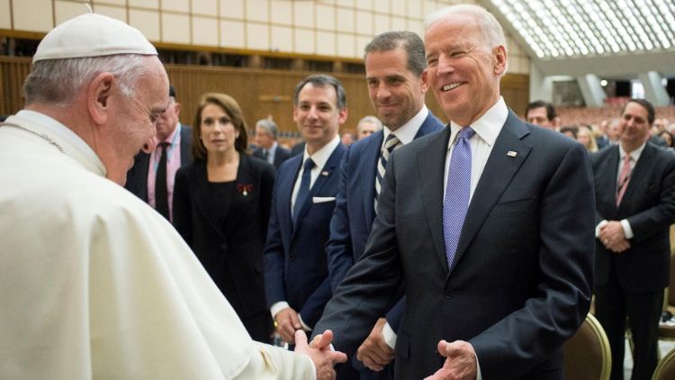 Biden e il Papa in un incontro di alcuni anni fa in Vaticano