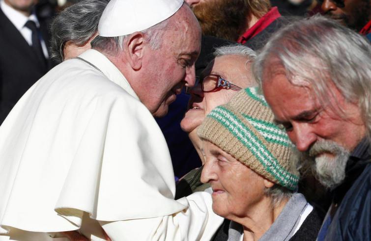 Il Papa incontra i poveri (immagine d'archivio)