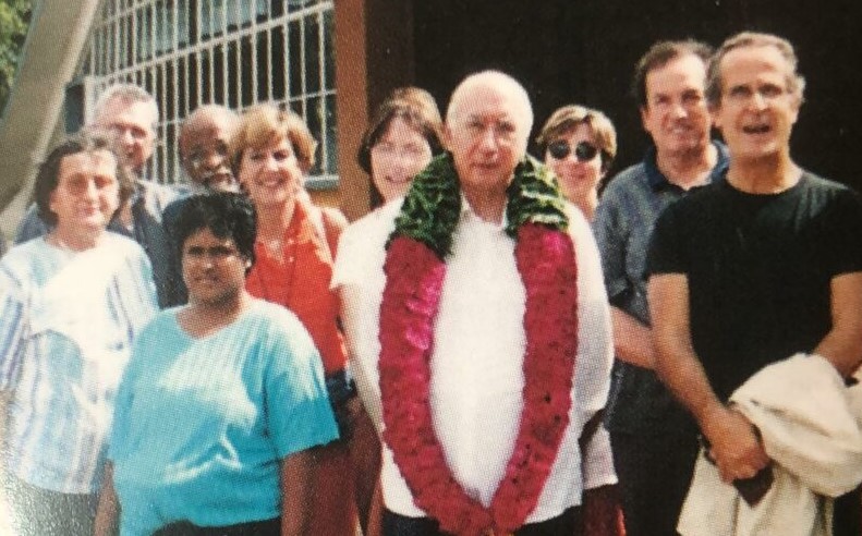 Don Mazzetti in India con un gruppo di ticinesi (novembre 2002)