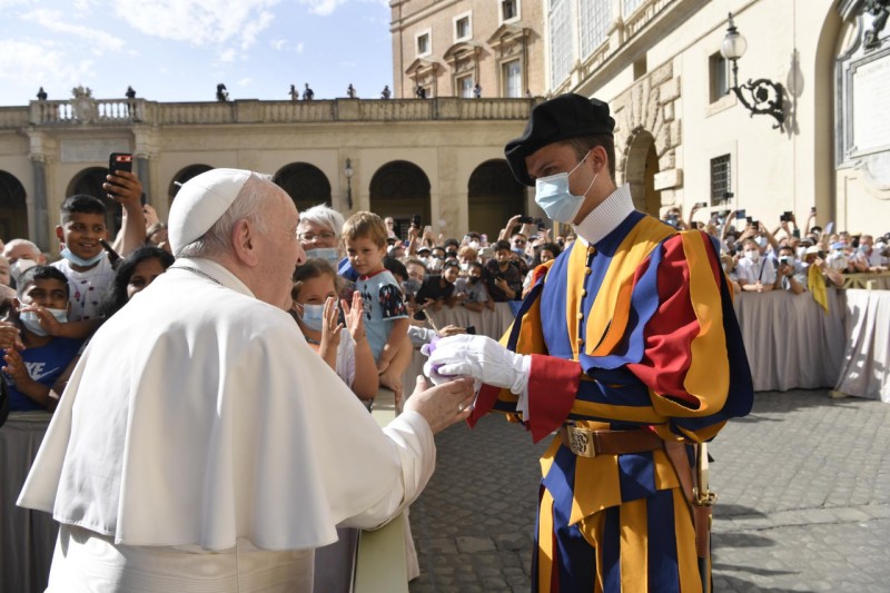 Papa Francesco all'udienza di questa mattina nel cortile di San Damaso in Vaticano.