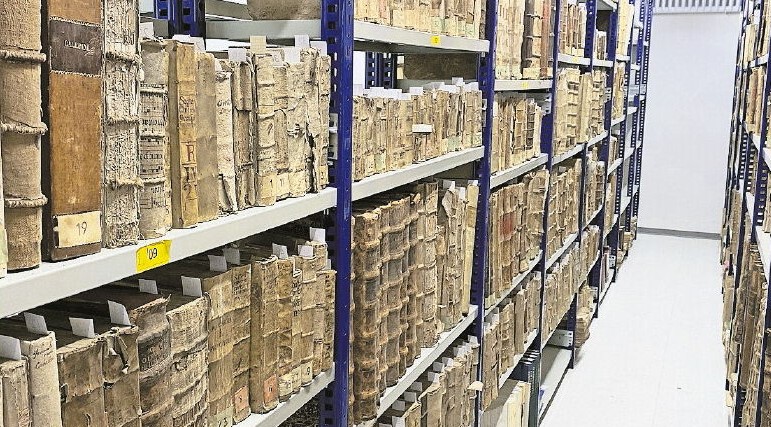 Antichi volumi conservati nella Biblioteca Diocesana (foto di archivio).