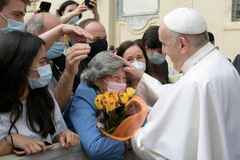 Una bella immagine di Papa Francesco durante il giro dei saluti ai fedeli presenti alla catechesi di mercoledì 2 giugno.