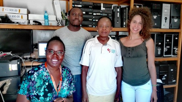 Roberta Bernasconi, collabora con l'organizzazione Computers for Zambian Schools (CFZS), attiva a Lusaka dal 2006, il cui obiettivo è di aiutare lo Zambia a ridurre l'attuale divario digitale. Roberta collabora alla valutazione dell'impatto delle nuove tecnologie in classe. @comundo.org