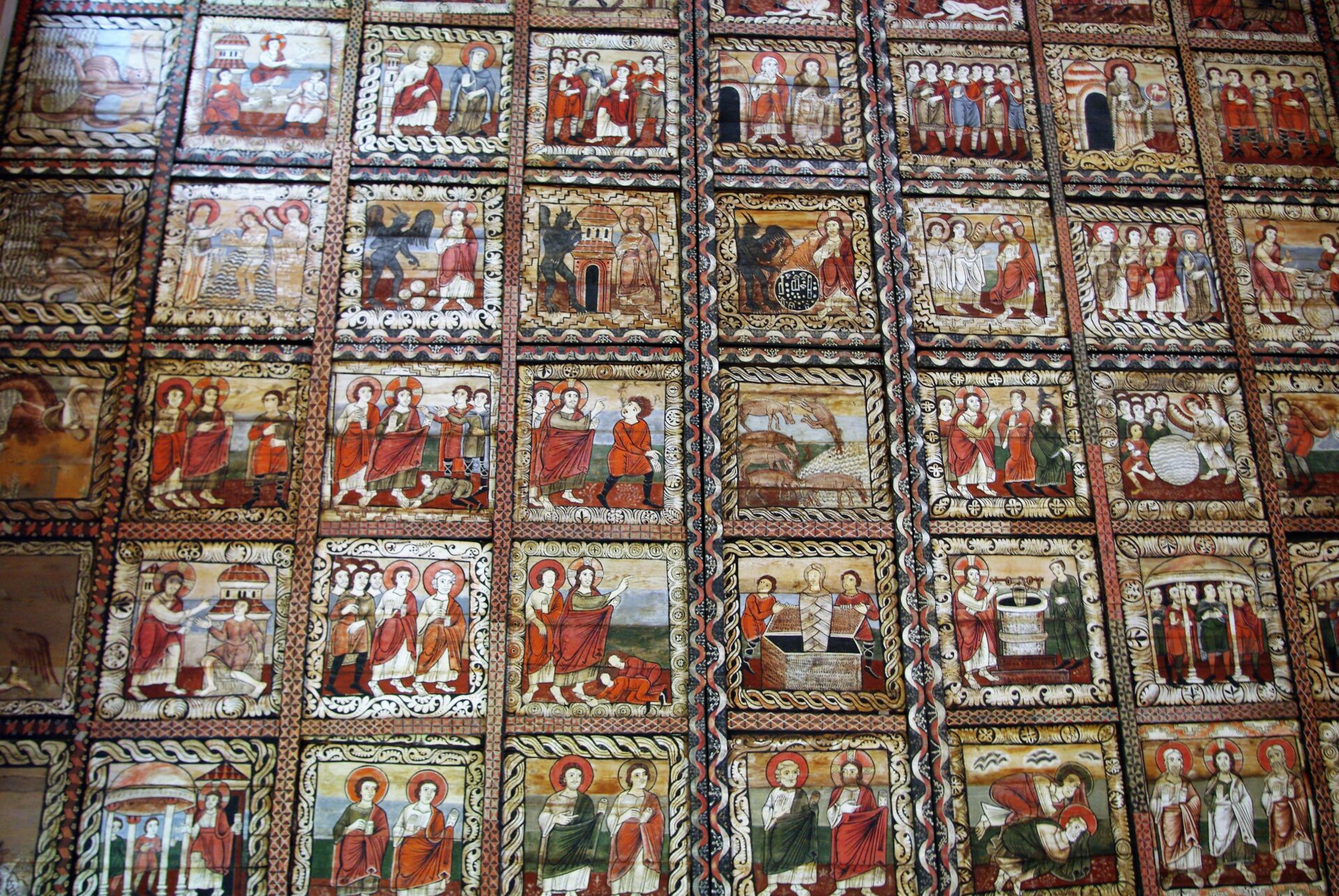 Le splendide 153 tavole dipinte sul soffitto della chiesa di Zillis.