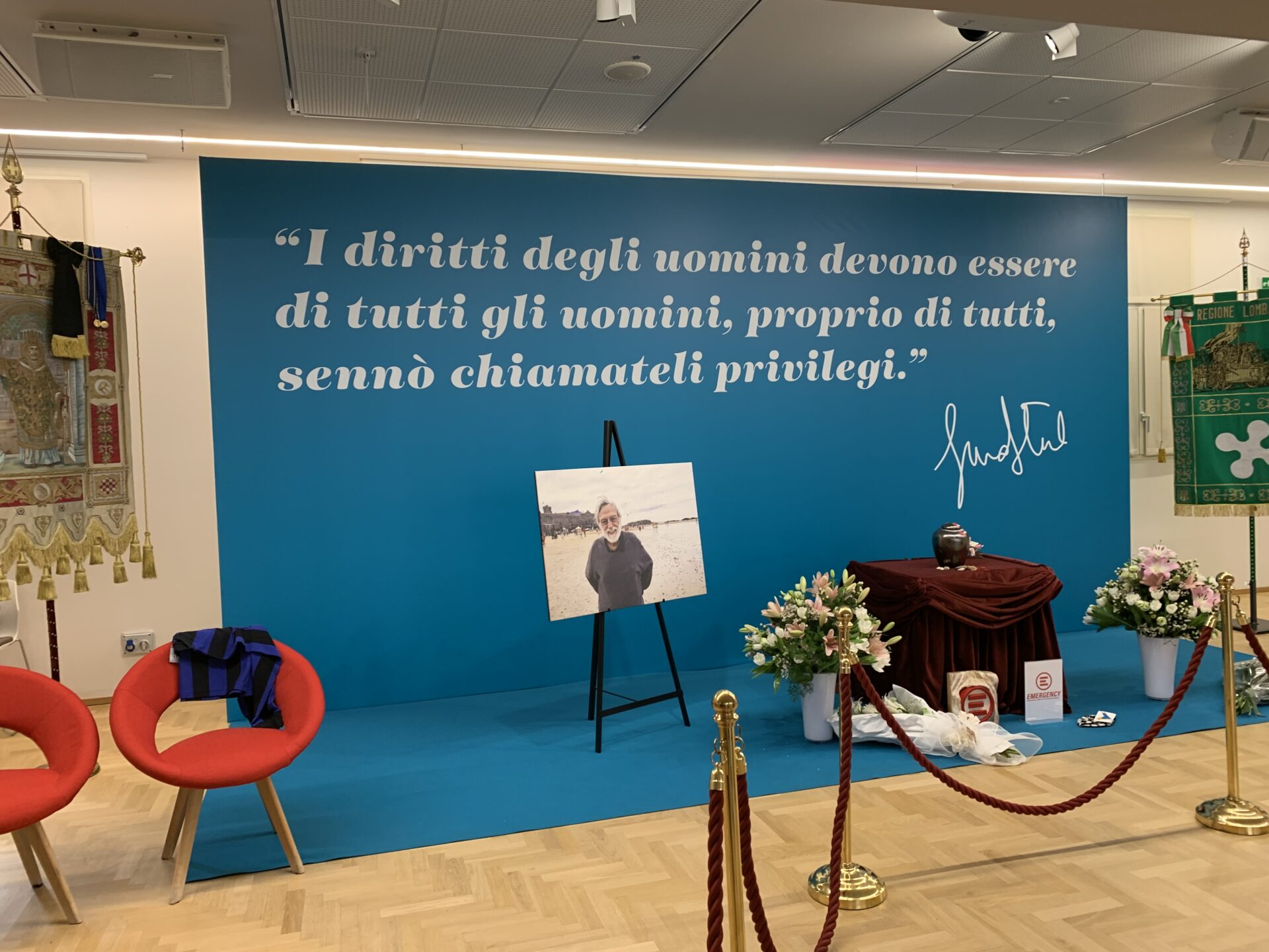 L'urna con le ceneri di Gino Strada presso la sede di Emergency a Milano.
