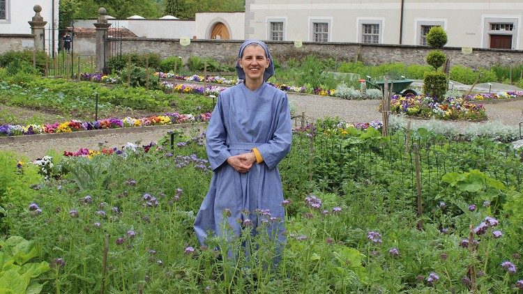 La novizia Judith Samson nel giardino Laudato si' del monastero di Fahr @kath.ch