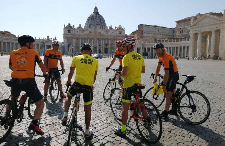 La squadra ciclistica di Athletica Vaticana (foto vaticanmedia)