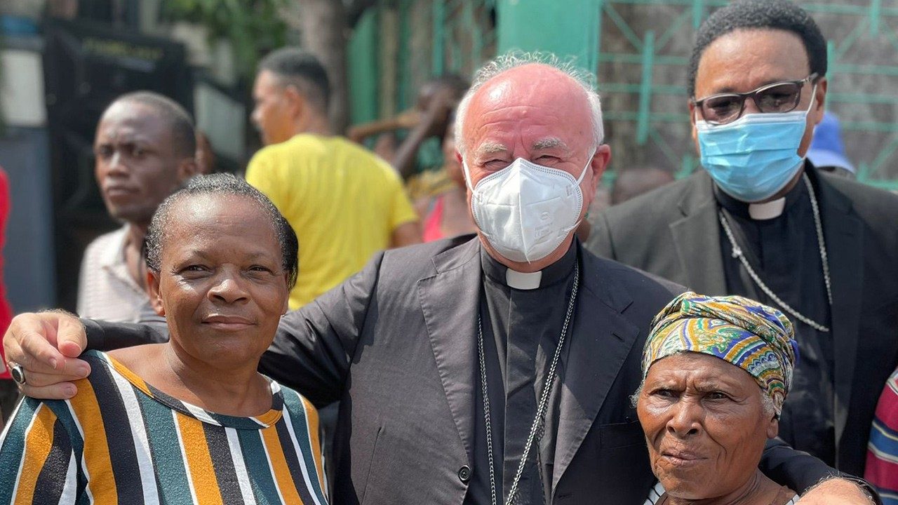 Un momento della visita ad Haiti di mons. Vincenzo Paglia, presidente della Pontificia Accademia per la Vita