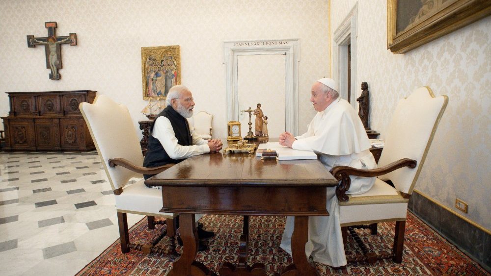 Il premier indiano Narendra Modi con papa Francesco durante l'incontro del 30 ottobre 2021.