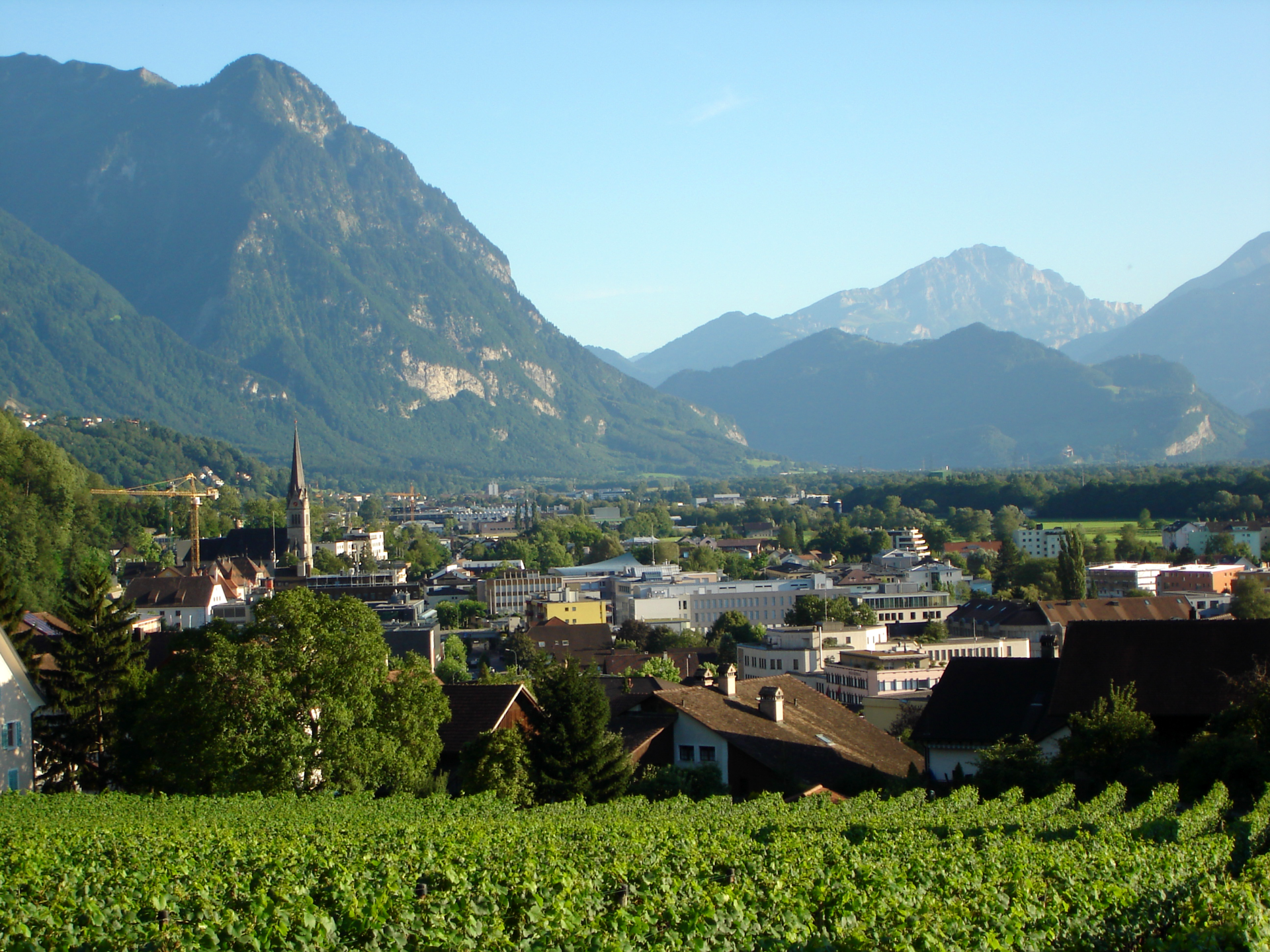 Vaduz, capitale del piccolo stato tra Austria e Svizzera. Foto @wikipedia Di kyselak - Opera propria, CC BY-SA 3.0, https://commons.wikimedia.org/w/index.php?curid=4879010