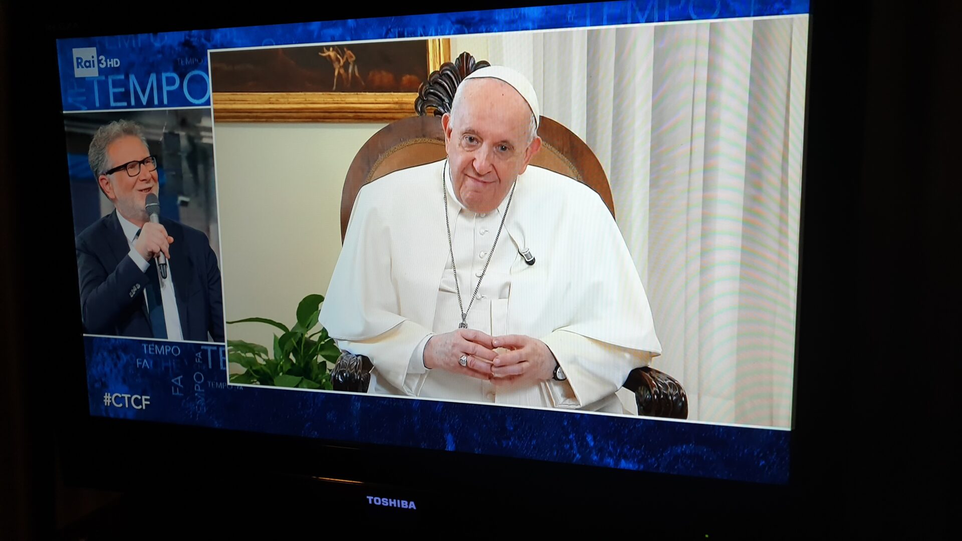 Il papa durante l'intervista su Rai3 (foto Cristina Vonzun)