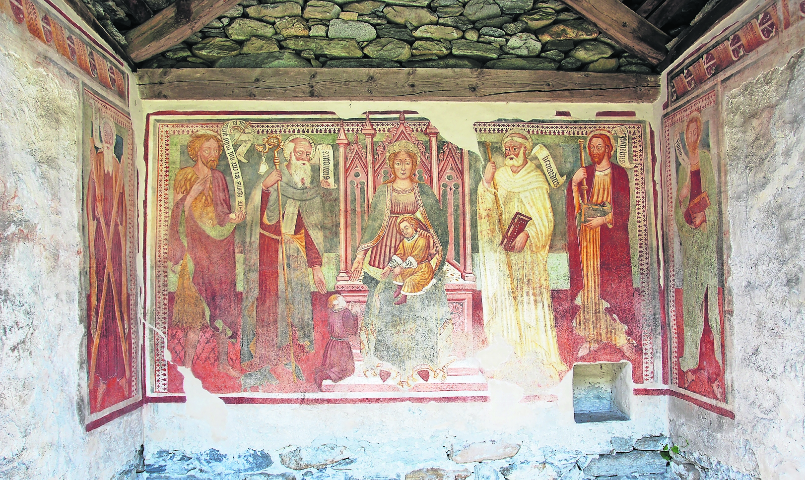 L’interno della «Cappella d’Antrobio», monumento d’interesse cantonale situato sul territorio della parrocchia di Maggia e databile attorno al 1450.