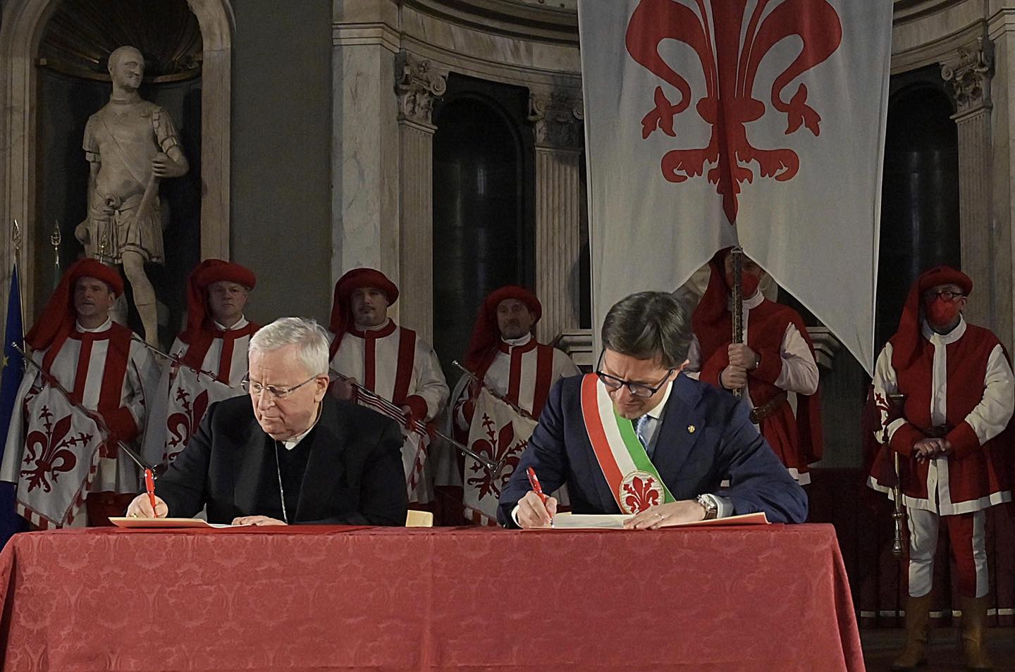 La firma della Carta di Firenze da parte del card. Bassetti e Dario Nardella, sindaco di Firenze ( pagina FB CEI)