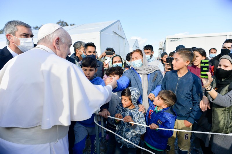 Una delle tante immagini simbolo di questi dieci anni: Papa Francesco incontra i migranti nel campo profughi di Lesbo durante il suo viaggio apostolico in Grecia (5 dicembre 2021).