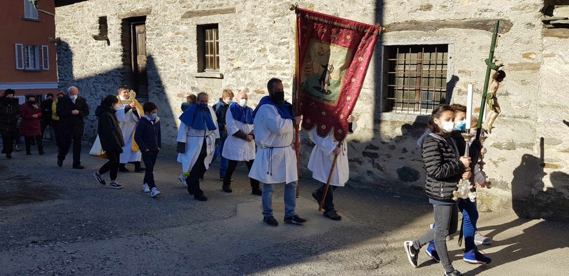 La processione in occasione della festa di San Giulio foto @parrocchiaroveredogrigioni