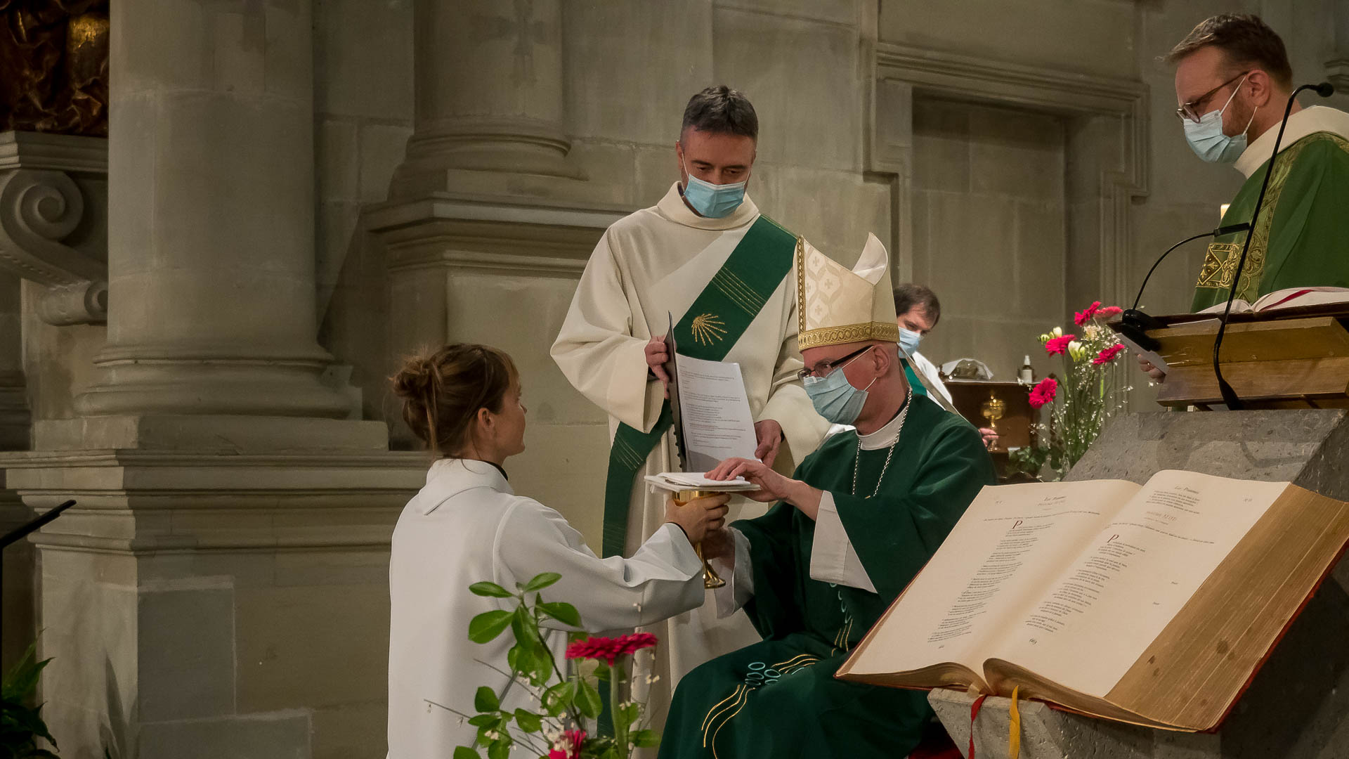 Virginie Udriot riceve il calice dalle mani  di monsignor Morerod
