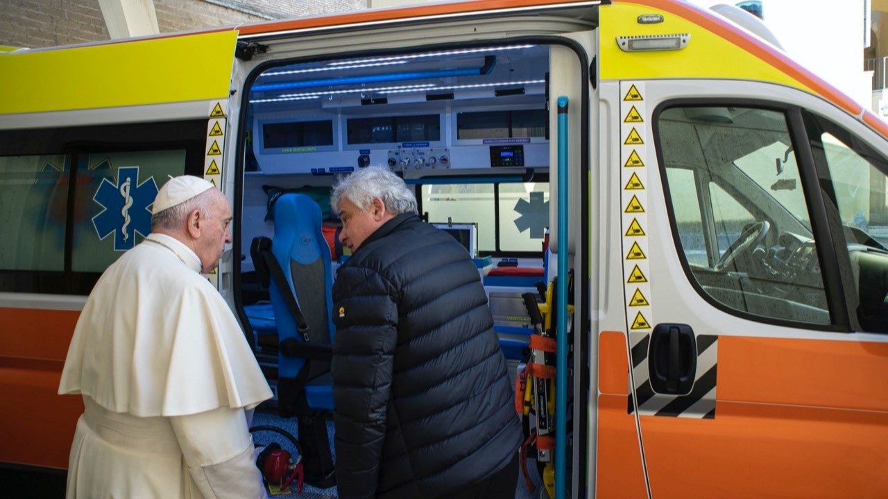 Papa Francesco e il cardinale Krajewski davanti a una delle ambulanze destinate all'Ucraina (Foto di archivio).