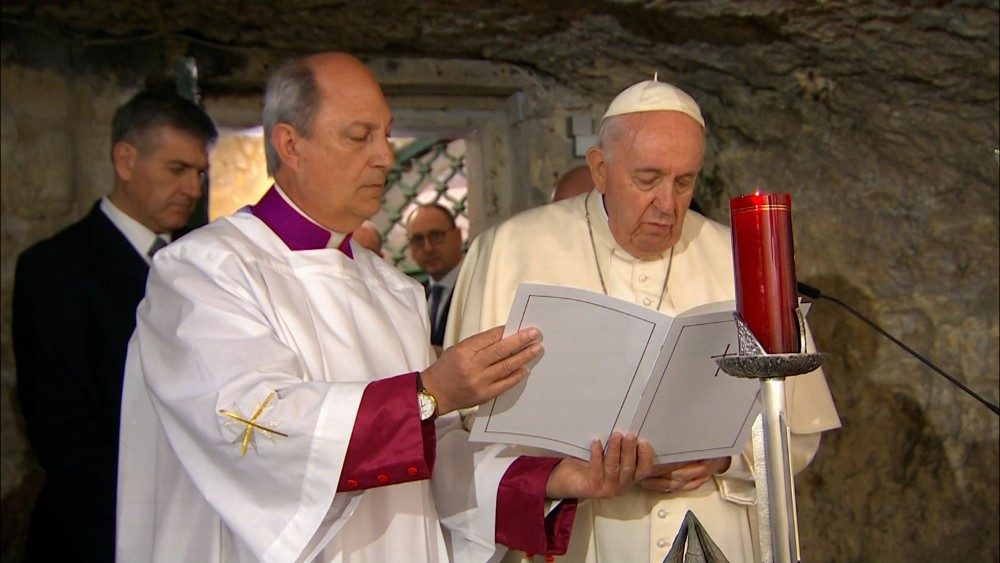 Il Papa nella grotta di San Paolo a Malta