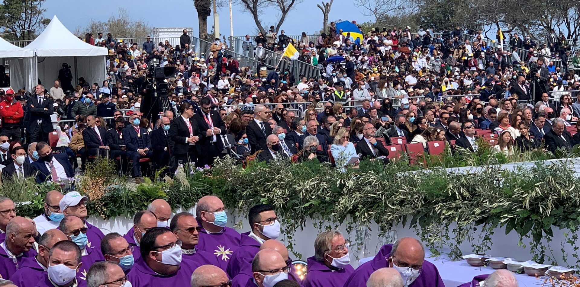 Fedeli e autorità assistono alla Messa del Papa a Malta