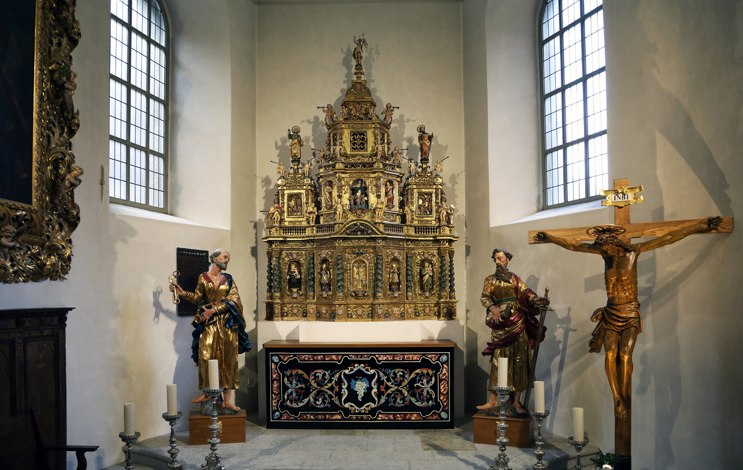 Il presbiterio con le statue dei santi Pietro e Paolo della chiesa parrocchiale di Quinto