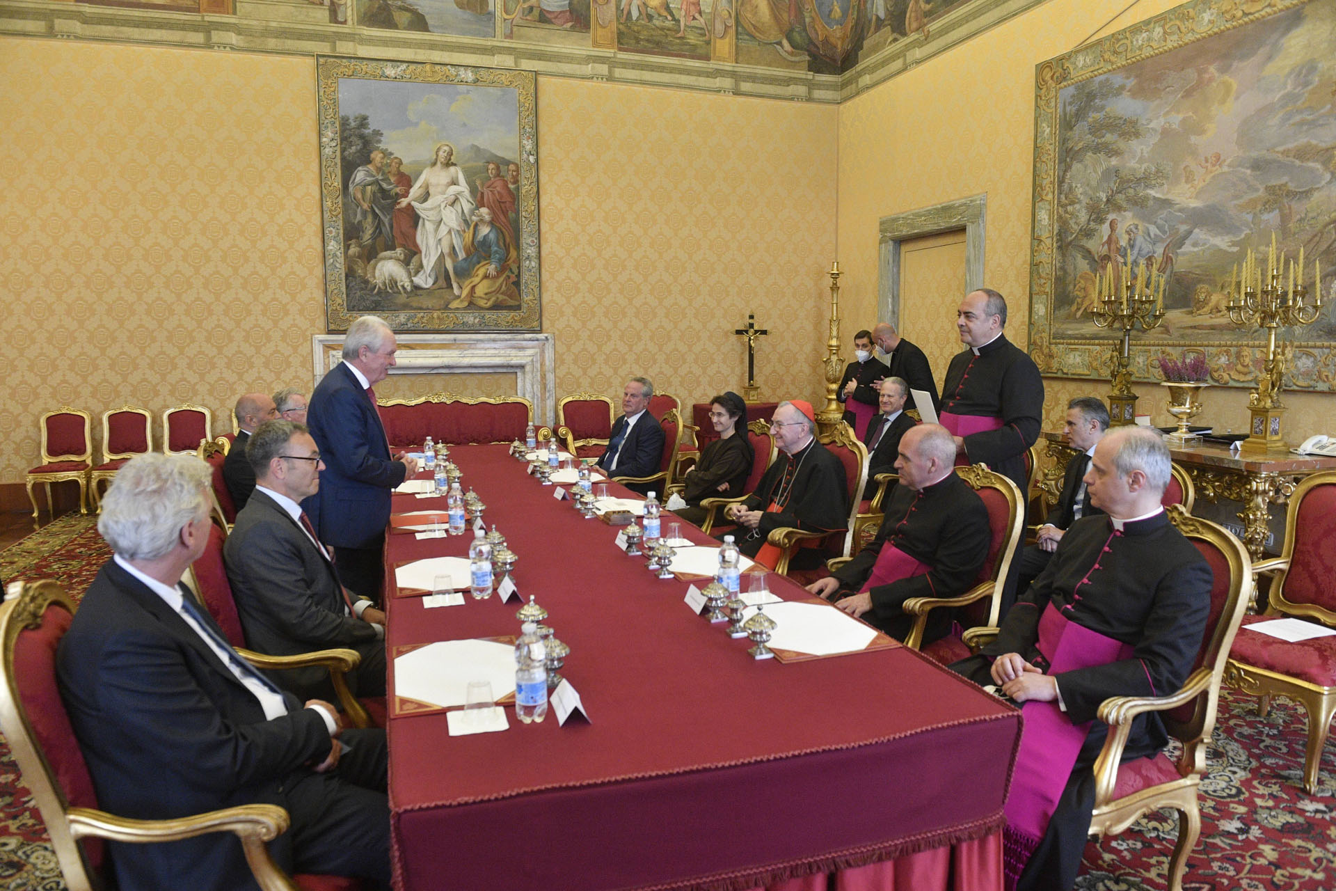 Jean-Pierre Roth (a sinistra), di fronte a lui siede il cardinale Segretario di Stato Pietro Parolin