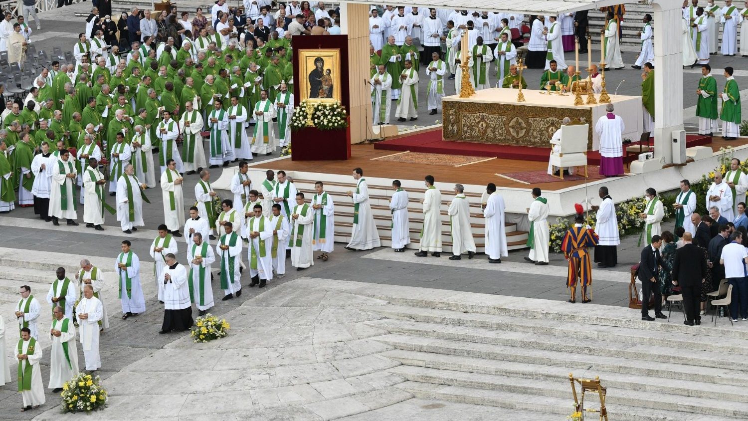 Un momento della messa in piazza San Pietro. (Foto Vatican Media)