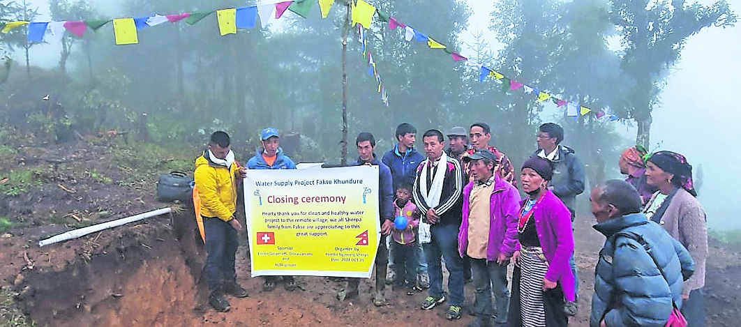 La popolazione nepalese festeggia la fine dei lavori per la costruzione del nuovo acquedotto, promossa da ACTA.
