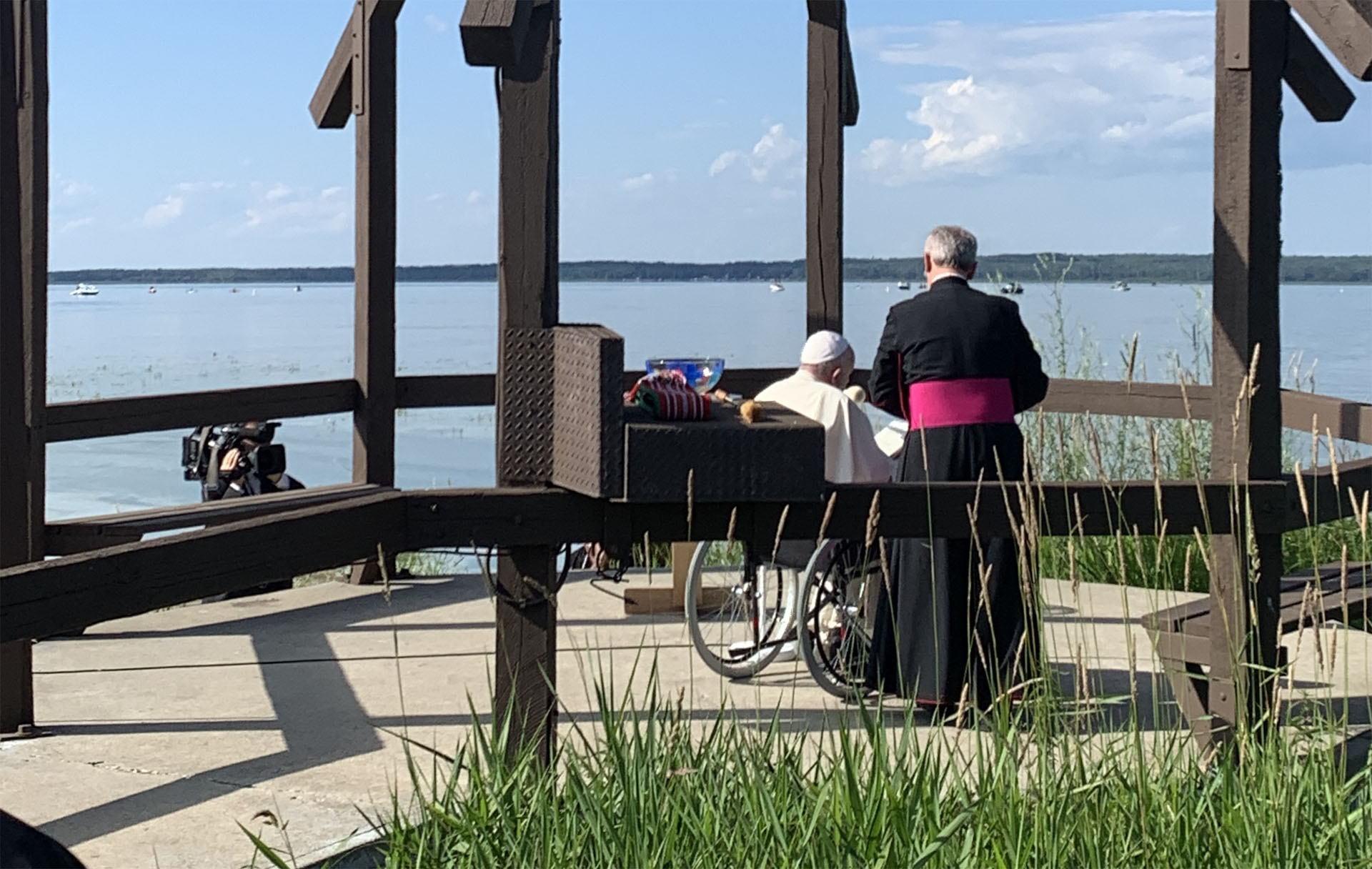 Papa Francesco in Canada davanti al Lago di Sant’Anna, metà di pellegrinaggio