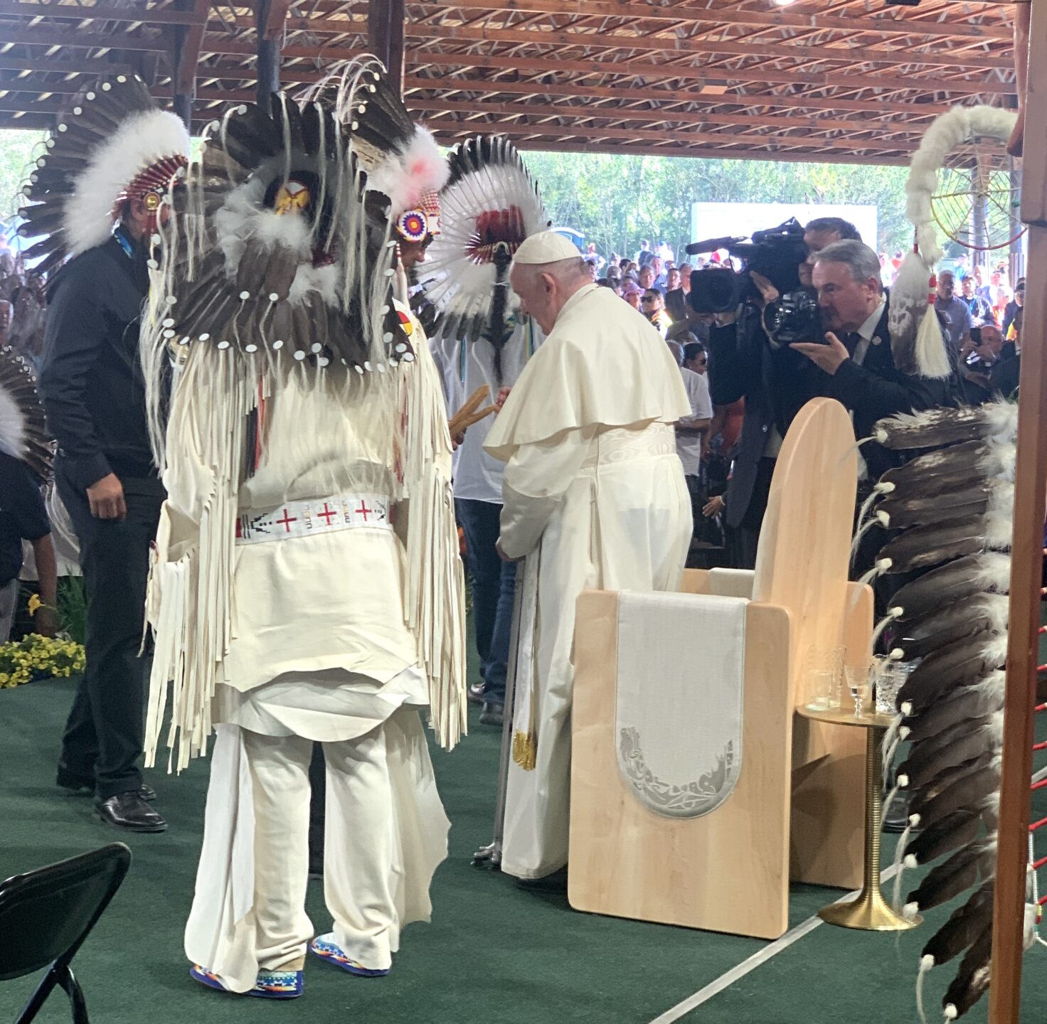 Il papa incontra gli indigeni (foto Twitter Spadaro)