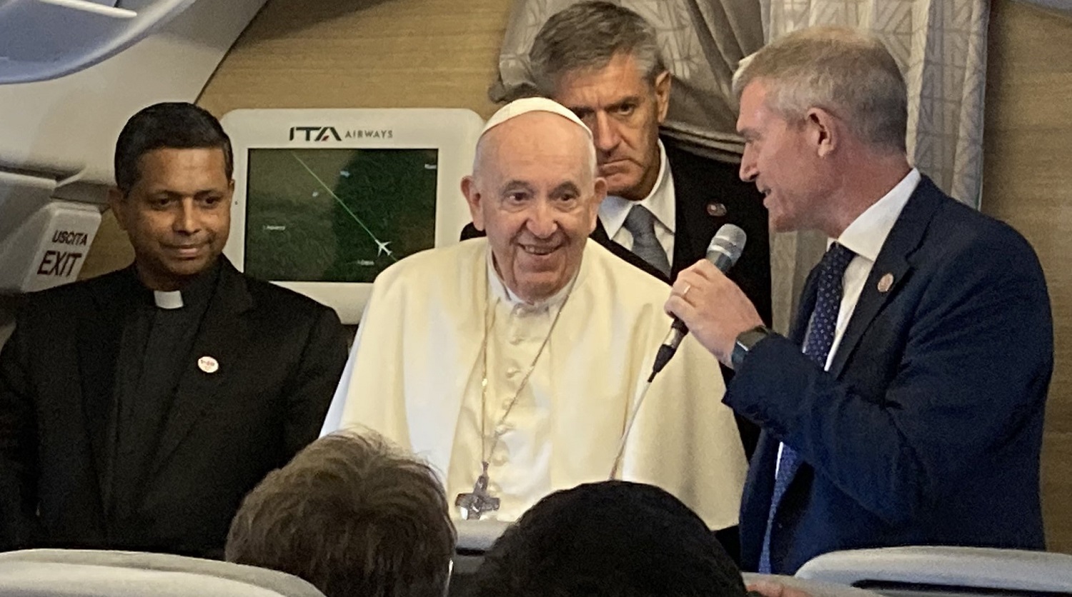 Il Papa in aereo durante il viaggio verso il Canada.