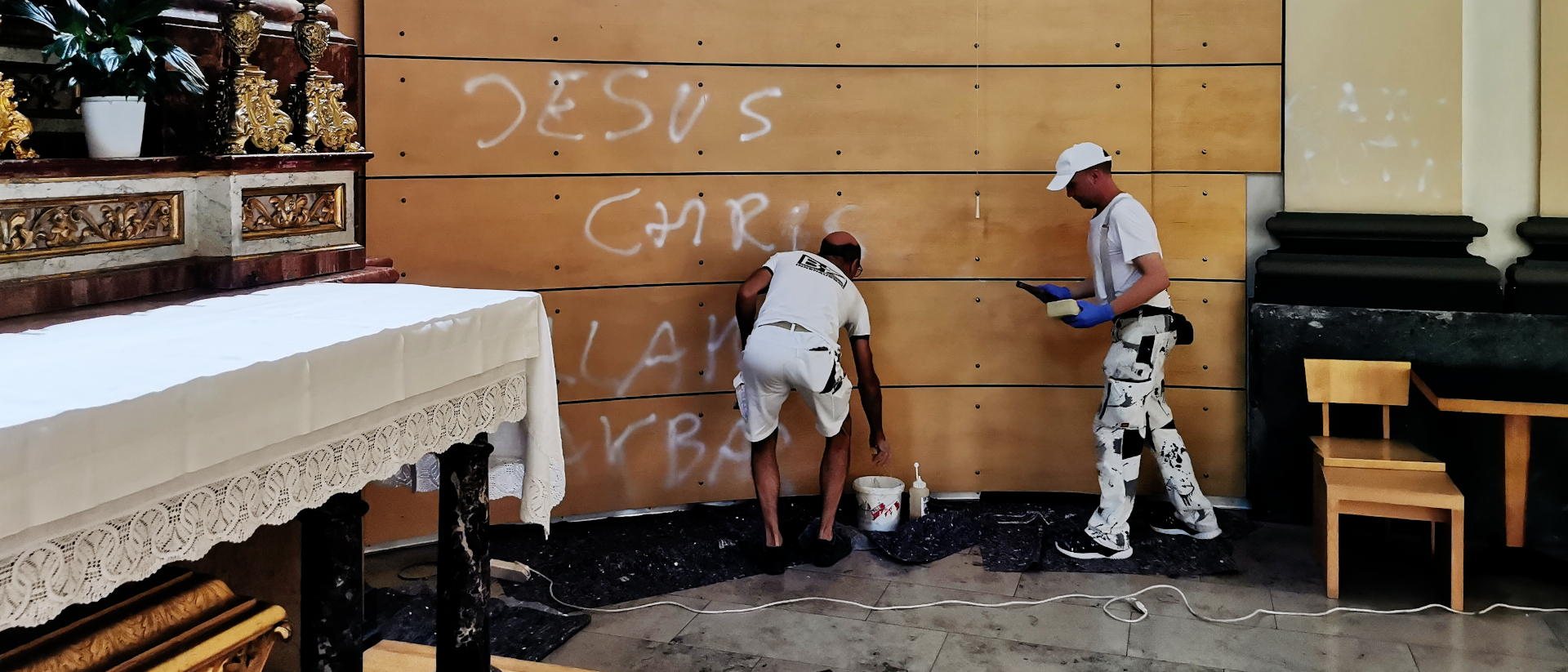 Gli operai hanno già iniziato a pulire le scritte nella chiesa di San Giuseppe a Basilea