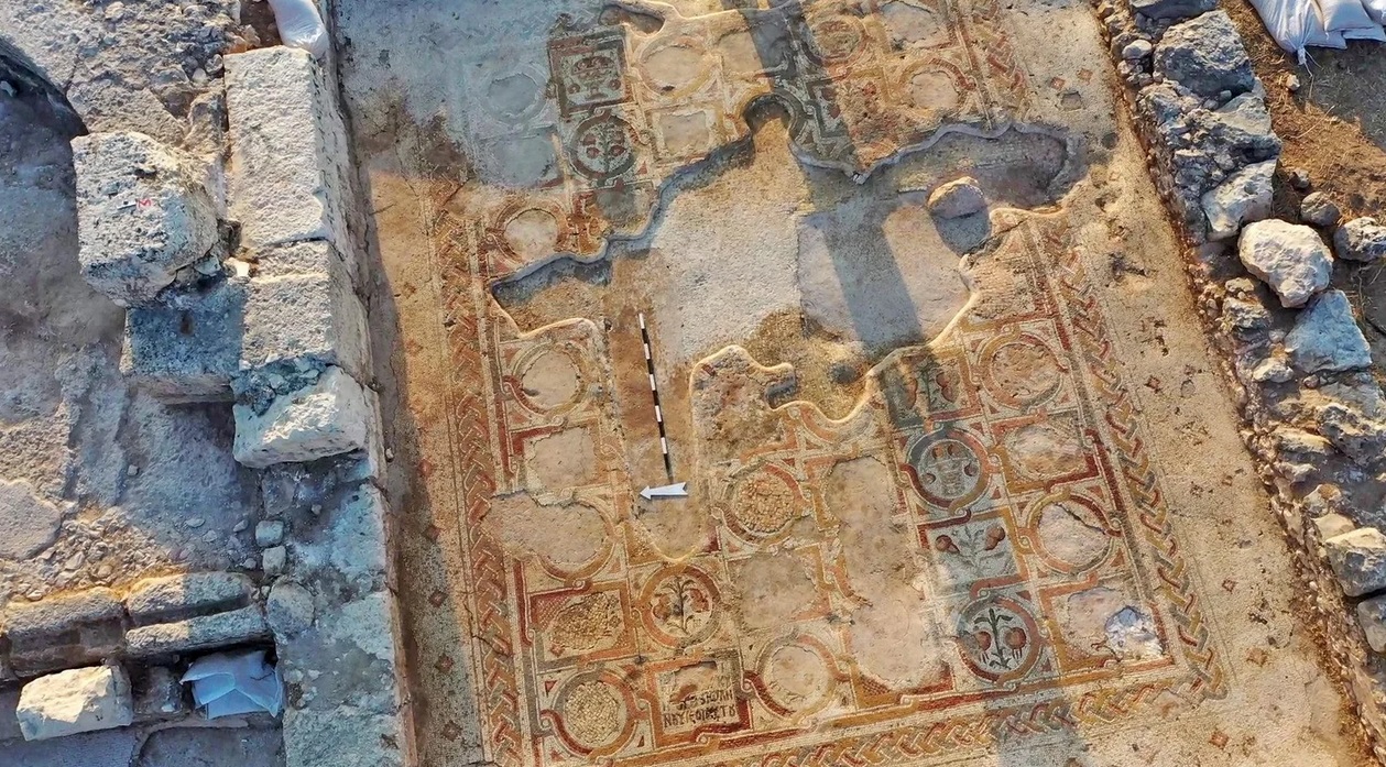 Uno dei mosaici della pavimentazione