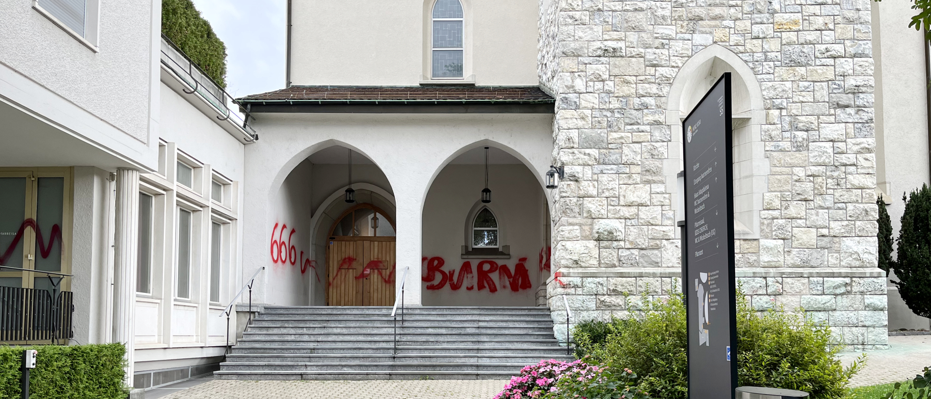 All'ingresso della Chiesa del Sacro Cuore di Zurigo-Oerlikon è stato inciso un graffito satanista
