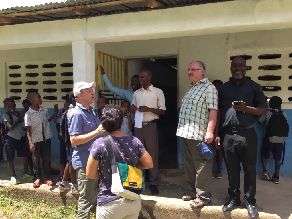 Mauro Clerici, al centro, in una delle visite della CMSI al progetto diocesano ad Haiti.