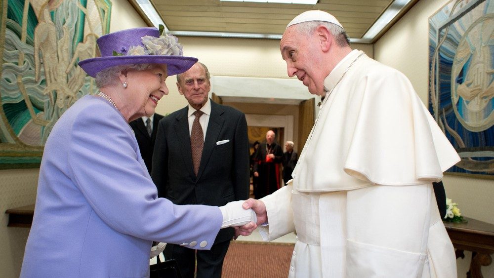 Papa Francesco con la regina Elisabetta II.