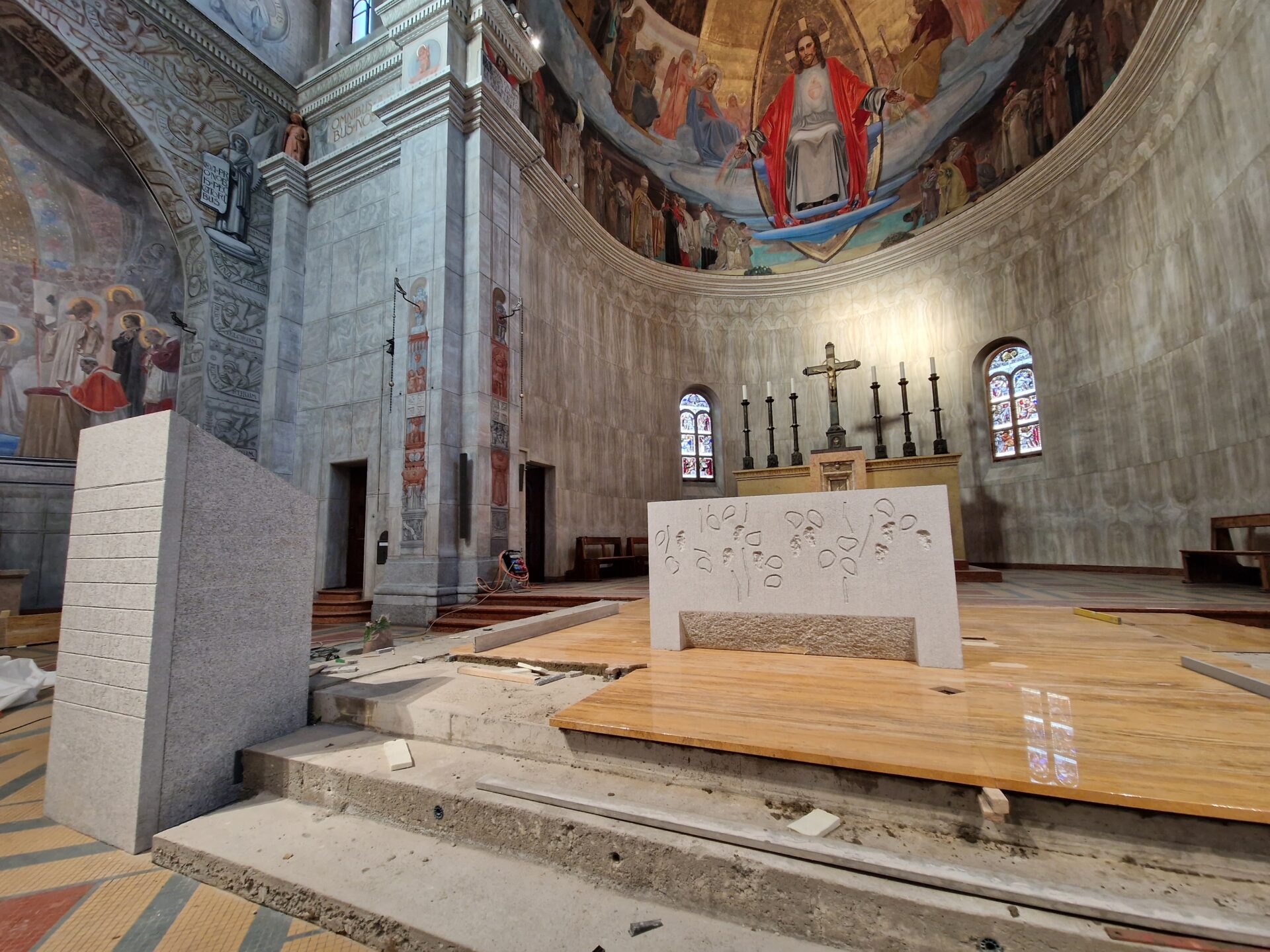 I nuovi altare e ambone della chiesa del Sacro Cuore a Lugano, i cui lavori di realizzazione sono ancora in corso