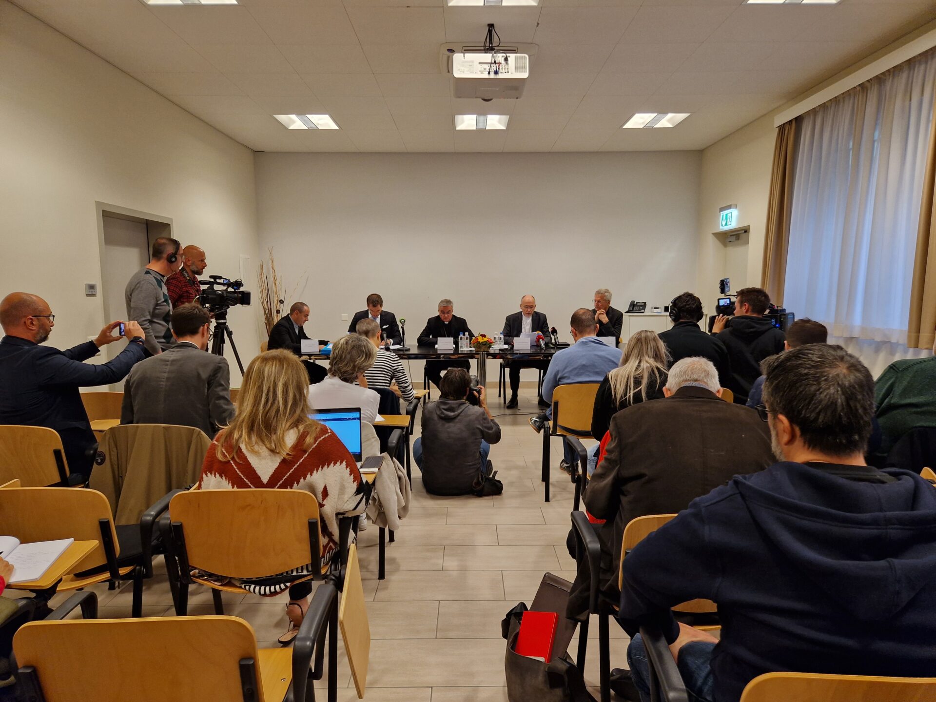 La conferenza stampa svoltasi lo scorso 10 ottobre nella quale si annunciavano le dimissioni di mons. Lazzeri.