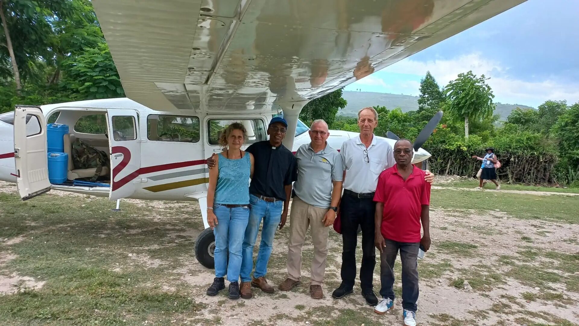 I coniugi Agustoni pronti per il decollo verso Port-au-Prince dall’aerodromo di Fond-des-Blancs. Con loro da sinistra padre Yves Voltaire, direttore del Bureau Diocésain d’Éducation, il pilota e l’autista. Dalla capitale haitiana hanno in seguito raggiunto Santo Domingo con un altro volo (foto CMSI).