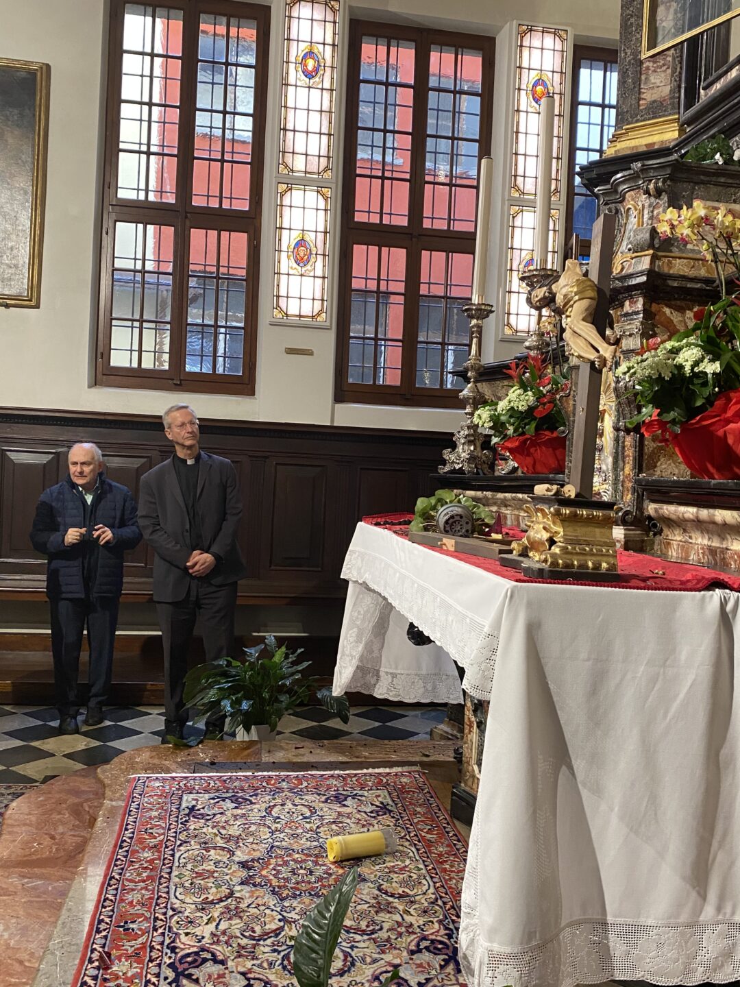 Il vescovo de Raemy osserva i danni nella chiesa di San Carlo a Lugano.