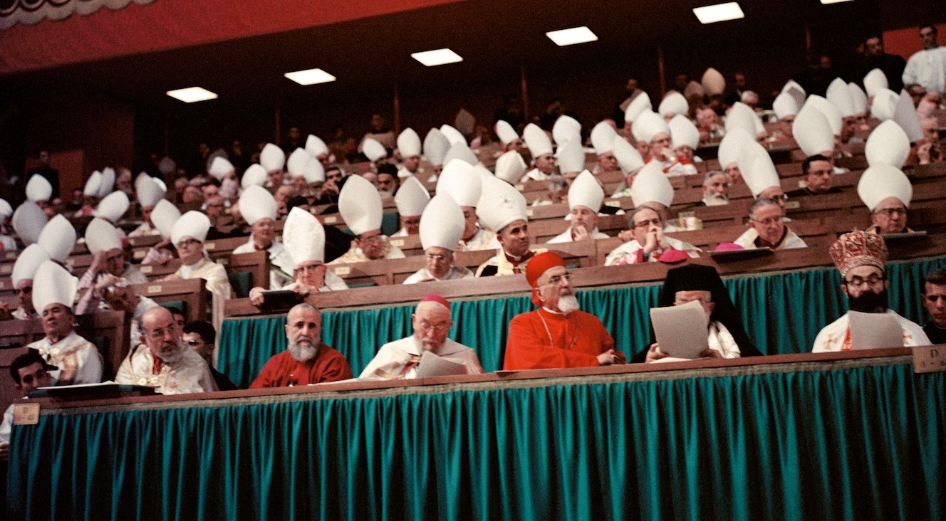 I padri conciliari radunati durante una sessione del Concilio Vaticano II (1962-1965)