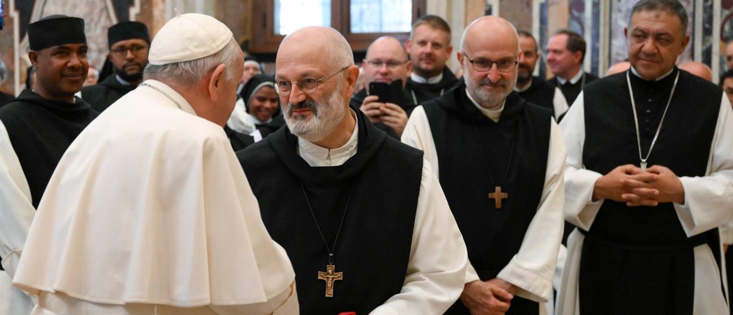 Il Papa saluta il religioso ticinese Mauro Lepori, recentemente rieletto Abate Generale dei Cistercensi
