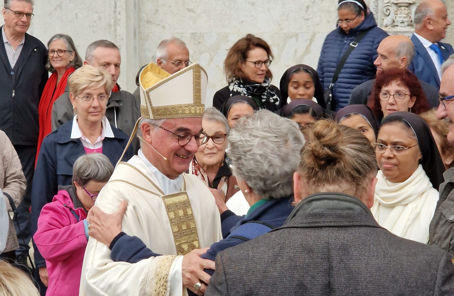 Il vescovo Lazzeri salutato dalla gente all'uscita dalla Cattedrale (23.10.2022)