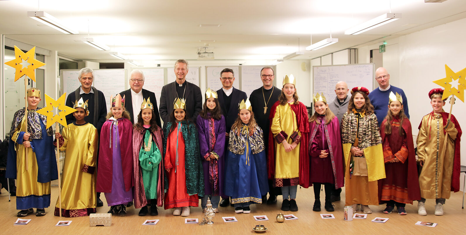 Il gruppo Reinach (BL) dei Cantori della stella con i vescovi svizzeri