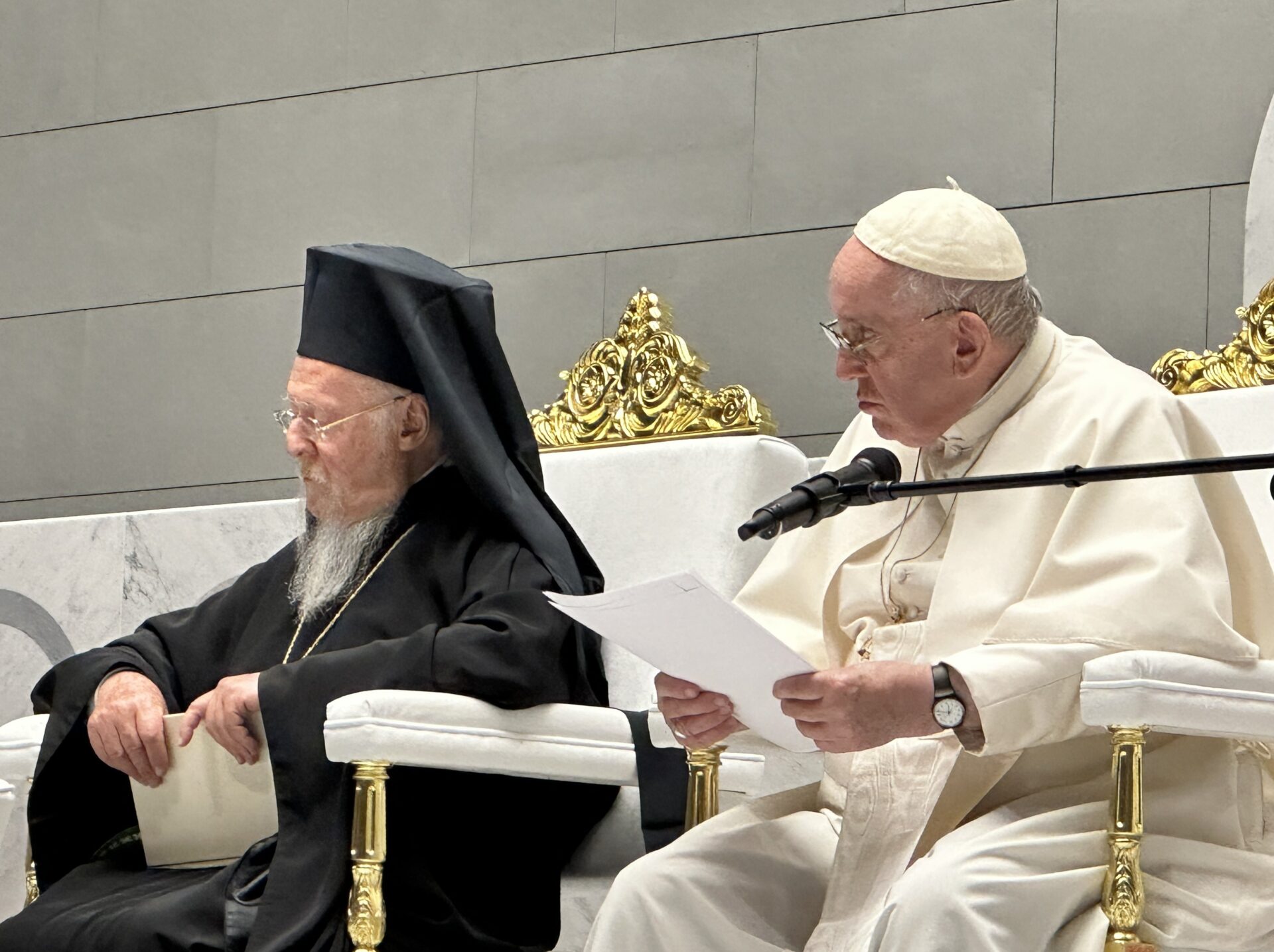 Papa Francesco e il Patriarca Bartolomeo durante l'incontro ecumenico in Bahrein. (foto Twitter)