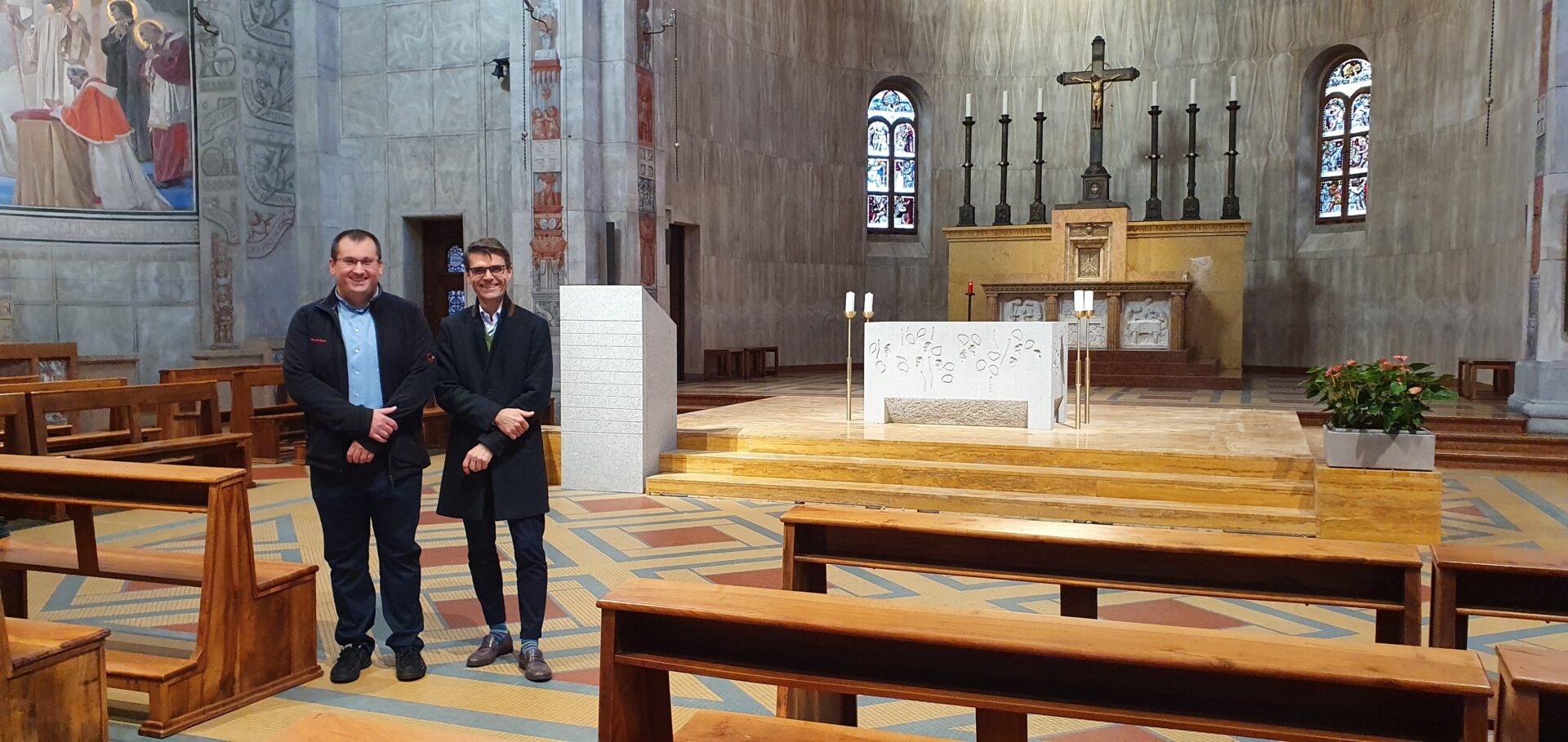 Il nuovo altare e l'ambone con i parroci don Kamil Cielinski e don Italo Molinaro, a destra.